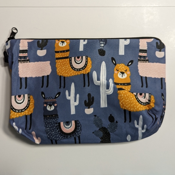 Cosmetic bag llama design - Picture 2 of 4